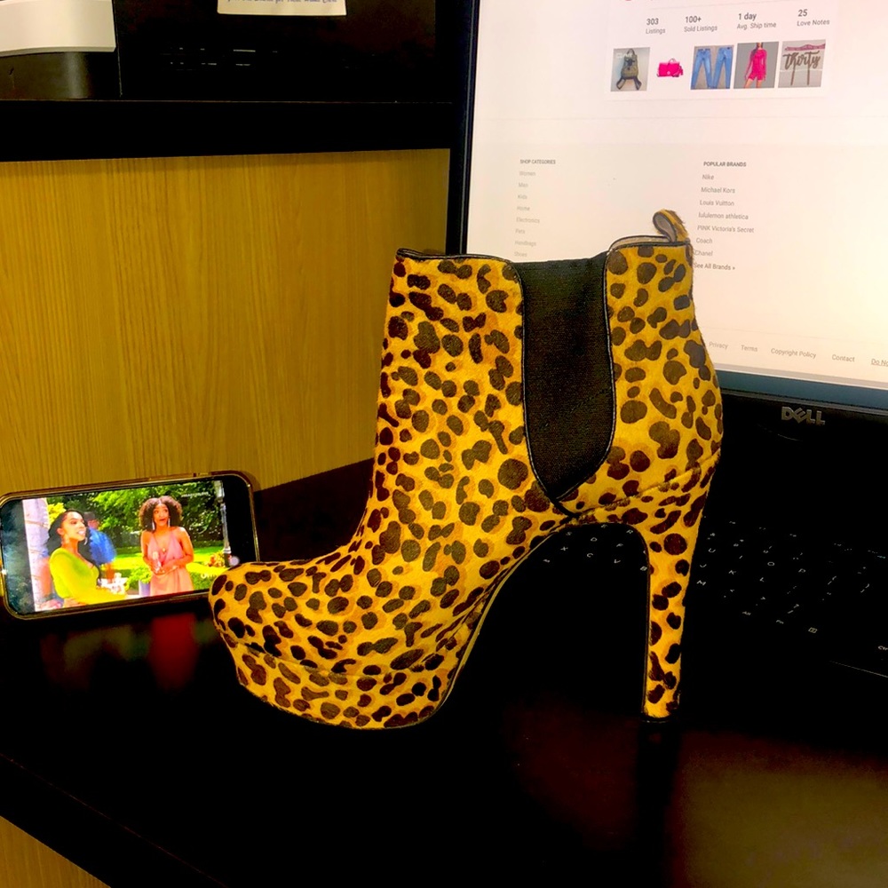 Vince Camuto baileys honey/ black leopard print pony platform booties